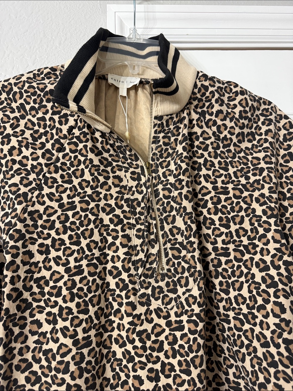 entro Woman’s Leopard Print Polo Zipper Top - Tan & Black Trim - Picture 3 of 7